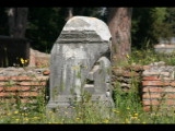 02986 ostia - regio ii - insula ix - tempietto repubblicano (ii,ix,4) - decumanus maximus ecke via dei molini - wahrsch altarstein.jpg